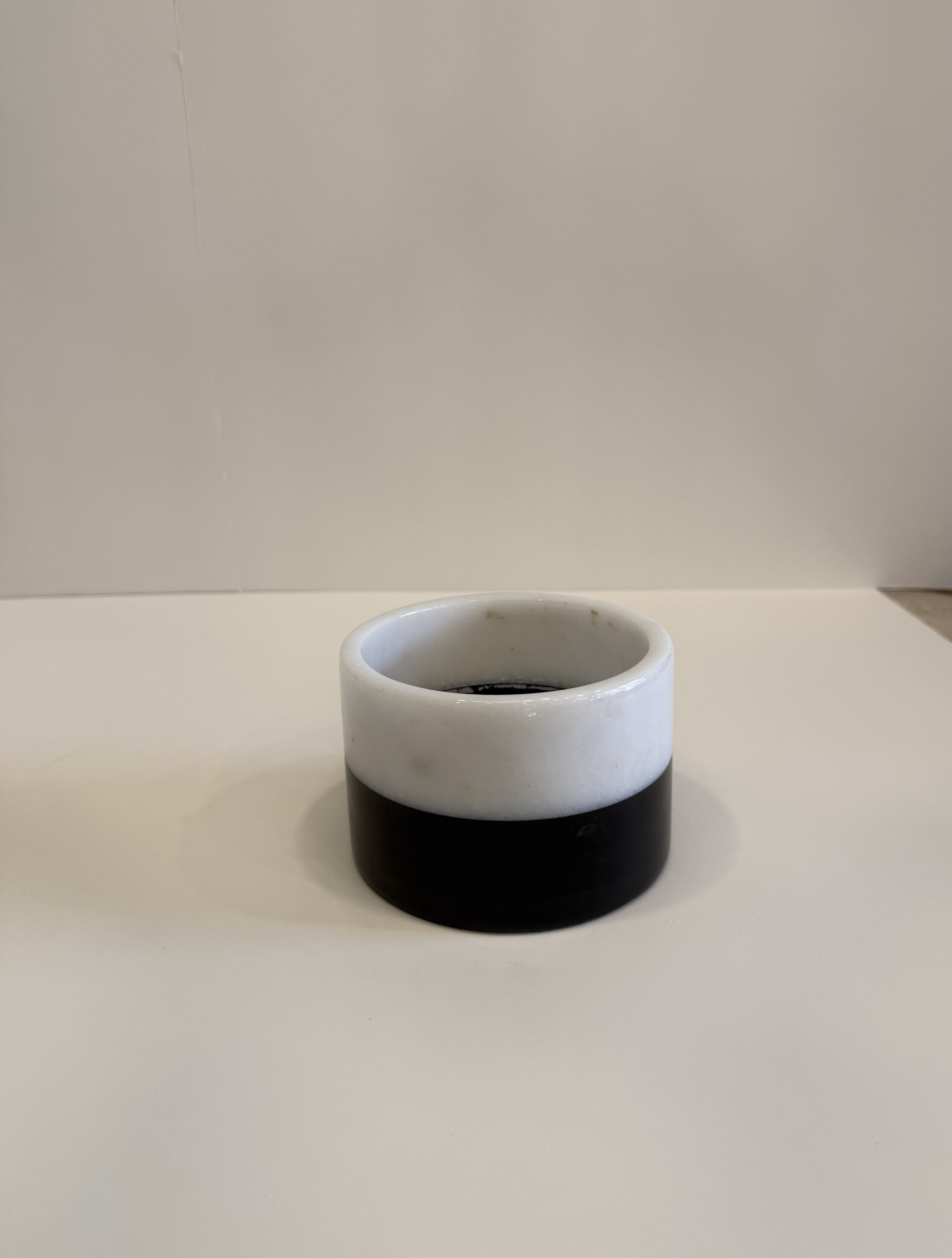 Black & White Marble Round Planter — detail view 1