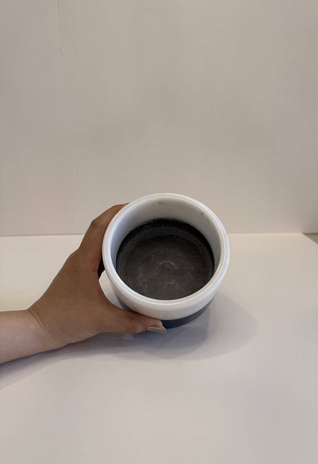 Black & White Marble Round Planter — detail view 3