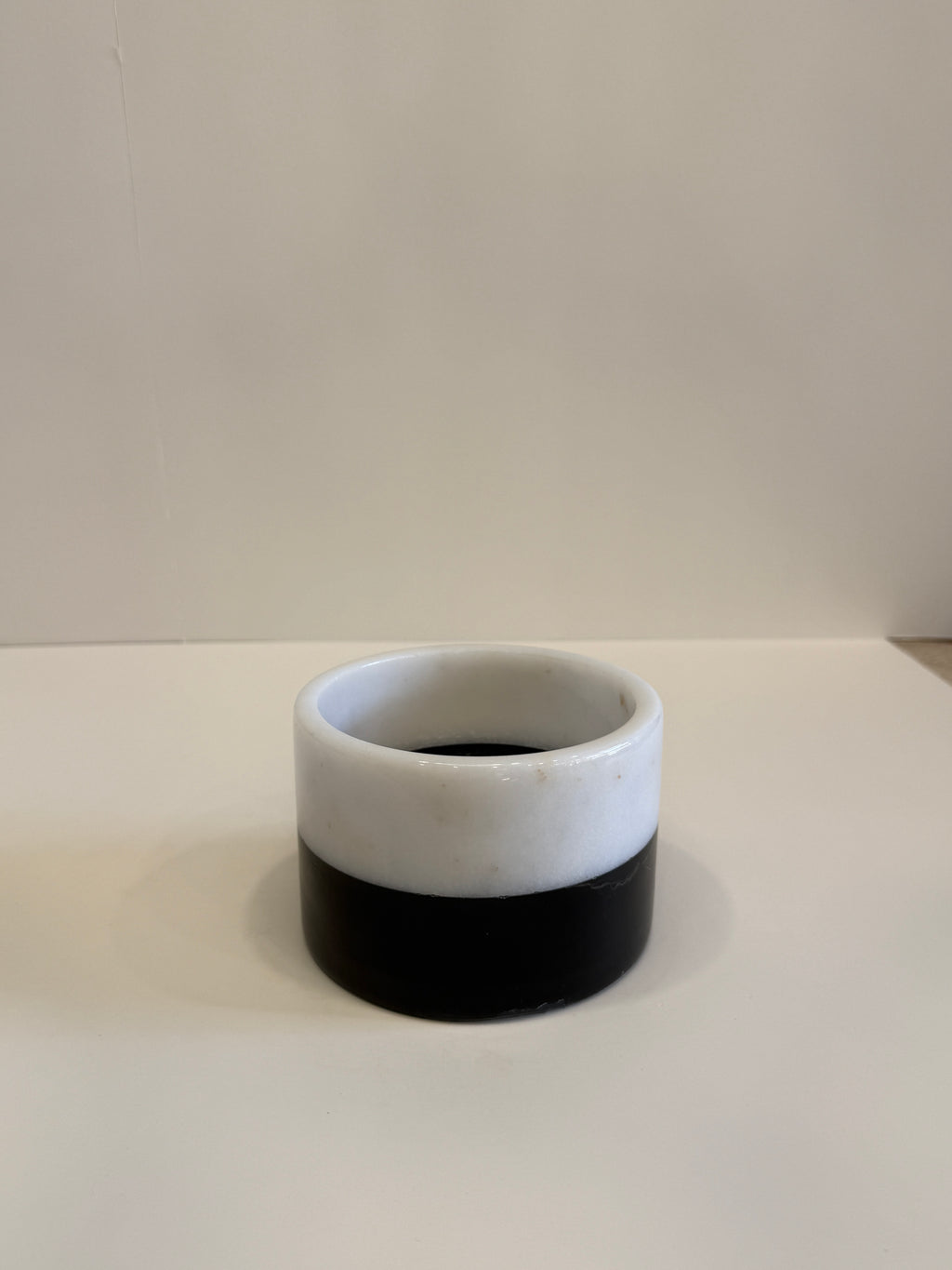 Black & White Marble Round Planter — detail view 4